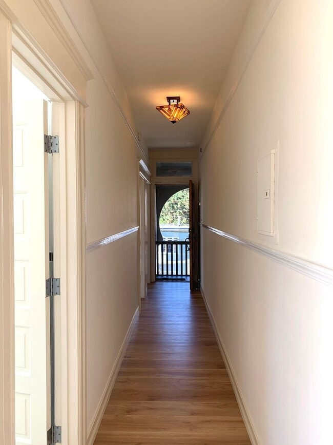 Building Photo - UPDATED BRIGHT 2BR/1BA  Top Floor Noe Vall...