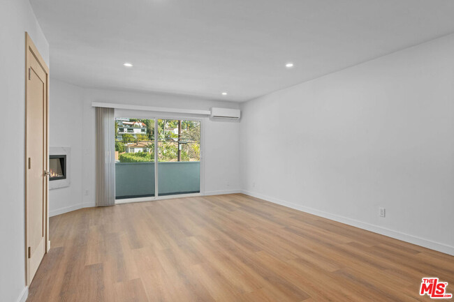 Building Photo - 2447 Beachwood Dr