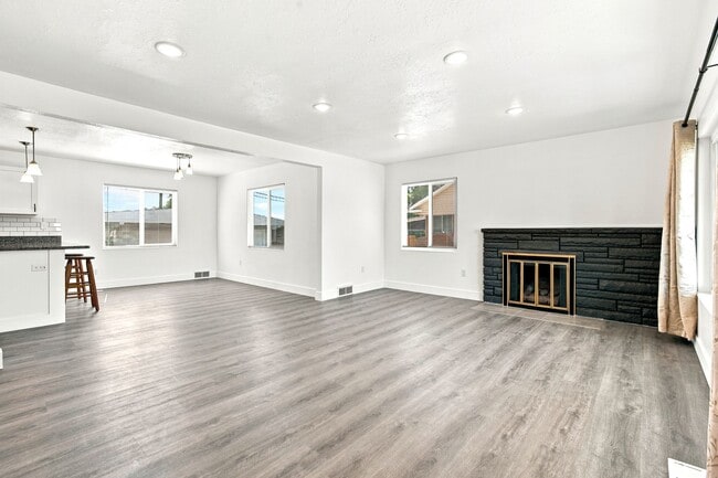 Building Photo - 5256 S 2000 W