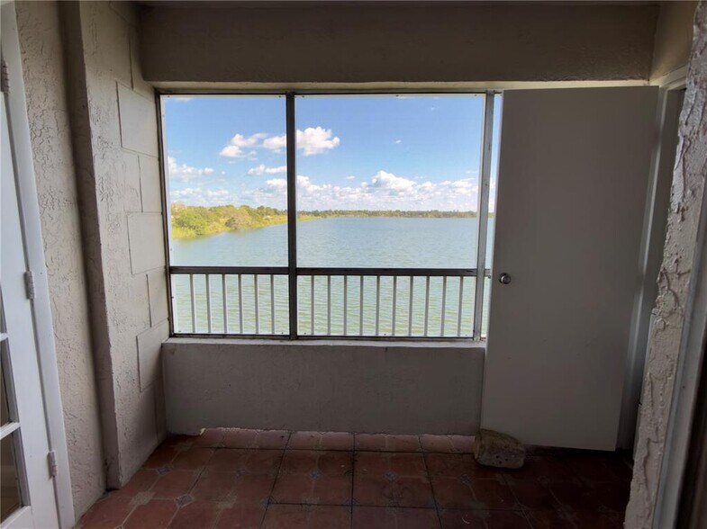 Building Photo - 2831 N Oakland Forest Dr