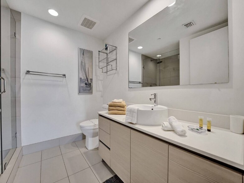Building Photo - 2602 E Hallandale Beach Blvd