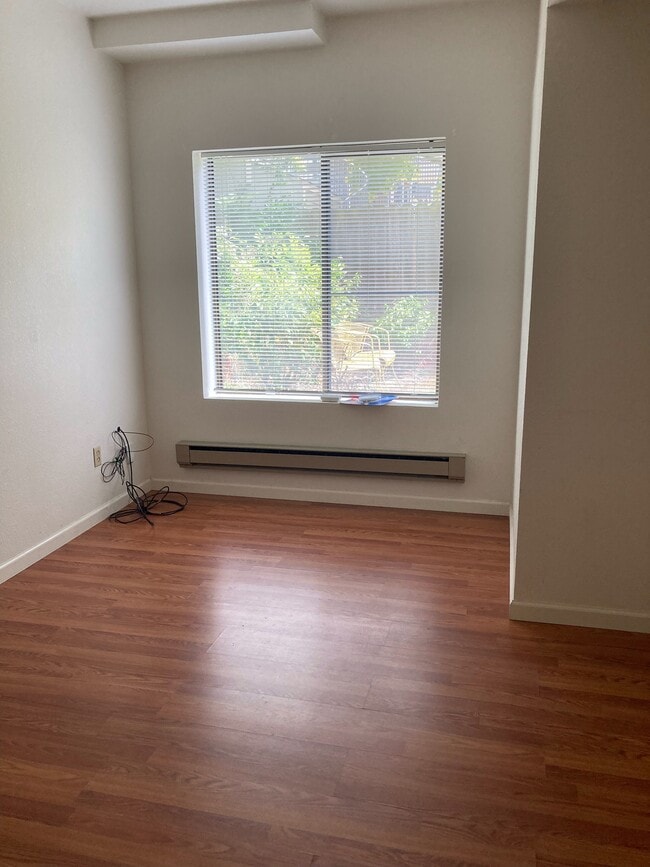 Livingroom Vinyl flooring - 417 Cabrillo St