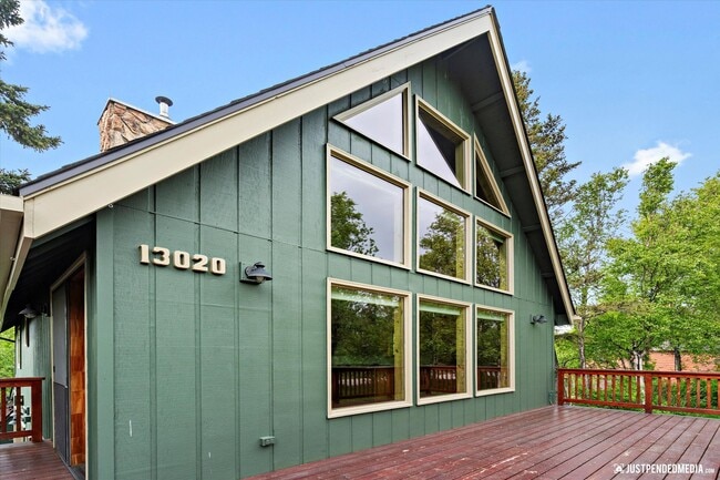 Building Photo - Hillside Retreat