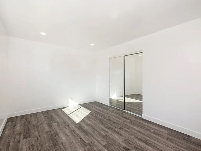 Building Photo - Eastside Costa Mesa Upgraded 2 bed, 1 bath