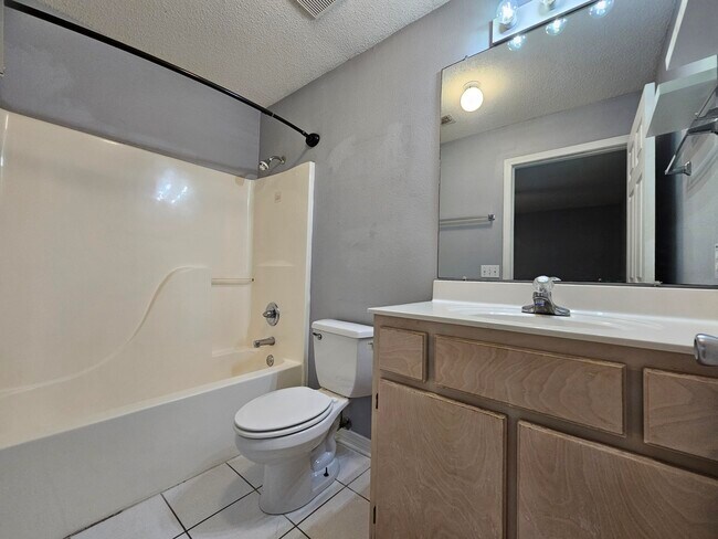 Building Photo - 2787 Bay Club Dr