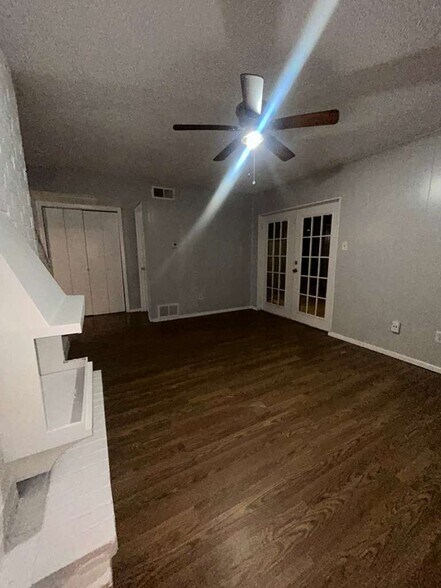 Building Photo - 2408 Hollandale Cir