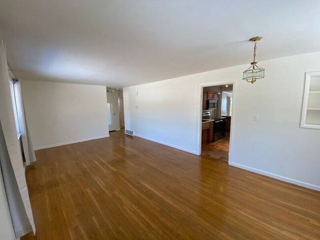 Building Photo - 2902 Armen Ave