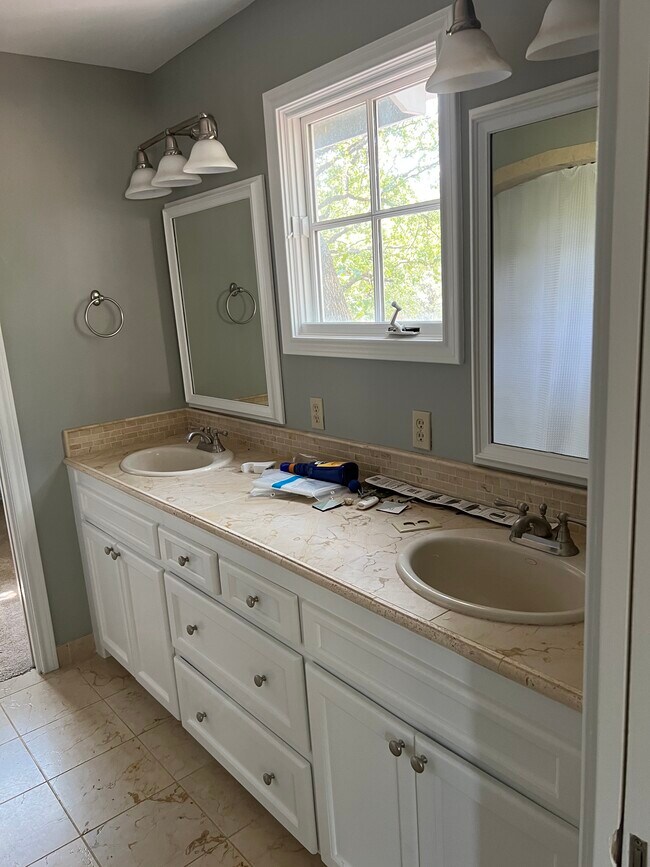 Building Photo - 1222 Circle View Ct