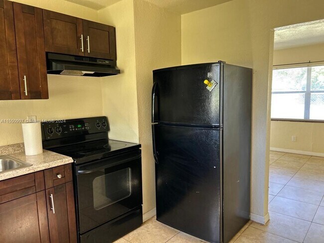 Building Photo - 708 N 14th St