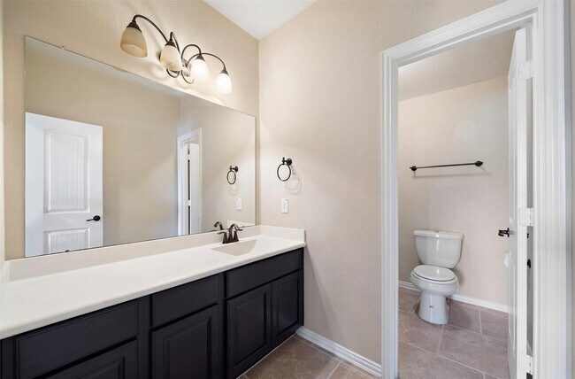 Building Photo - 2 Painted Post Pl