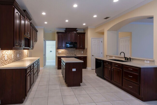 Building Photo - BEAUTIFUL 5 Bedroom/4 Bath Home Located in...