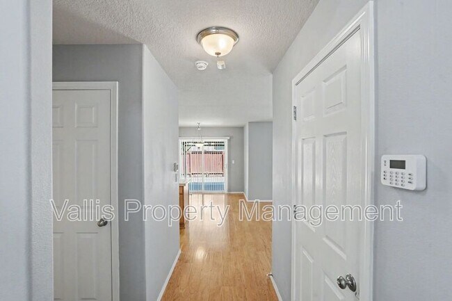 Building Photo - 305 SE Casting St