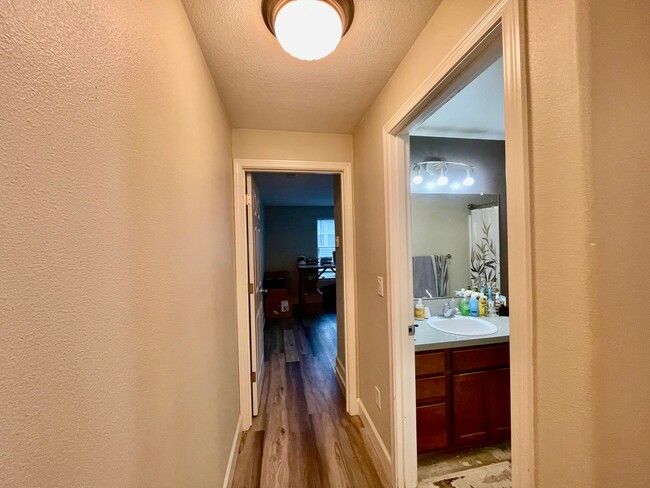 Building Photo - Incredible SE Hazelwood 2 Bedroom + 1 Bathroom Condo w/ included Garage and Washer & Dryer!!