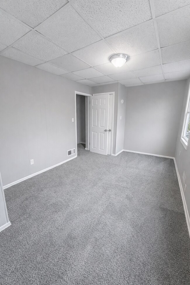 Building Photo - Home with Modern Kitchen, Finished Basement & Backyard Deck