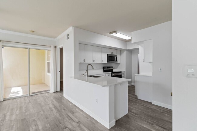 Building Photo - Newly updated 2 Bed / 2 Bath condo availab...