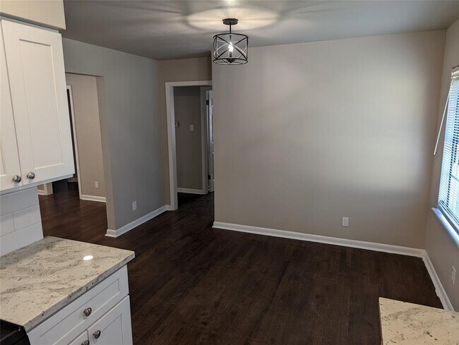 Building Photo - 5622 Elmlawn Dr