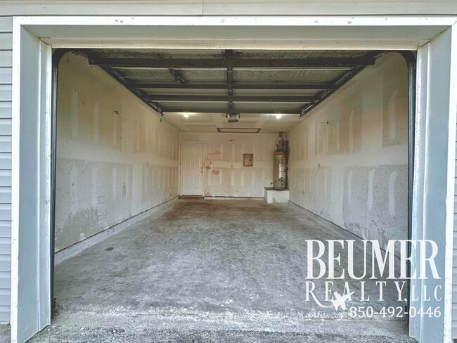 Building Photo - Charming 3br 2 bath Located 4 miles from NAS Back Gate