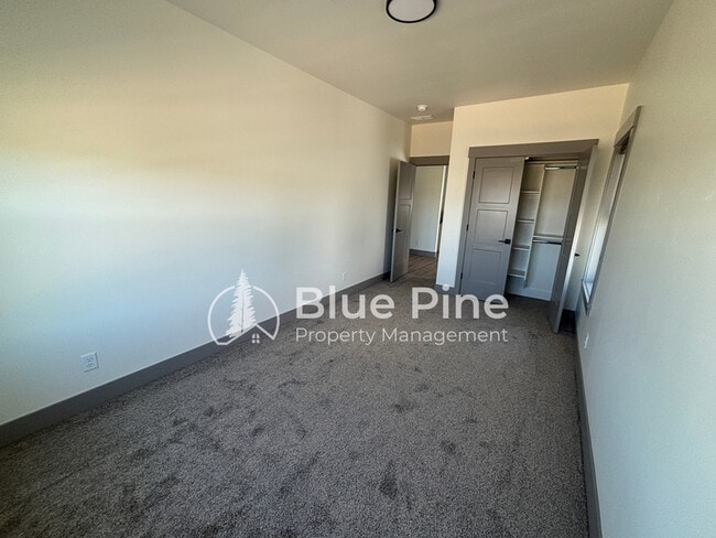 Building Photo - 5133 Beach Dr