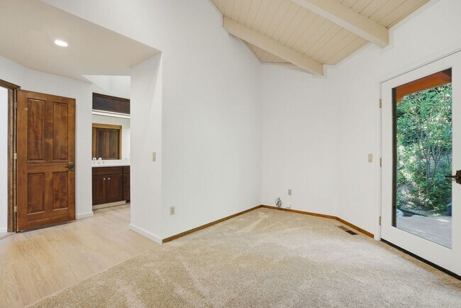 Building Photo - Spectacular 2 story home w/pool in Round Hill Country Club