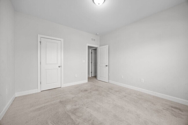 Building Photo - Modern 5-Bed, 4-Bath Family Home with Garage & Pool Access – Devon Square