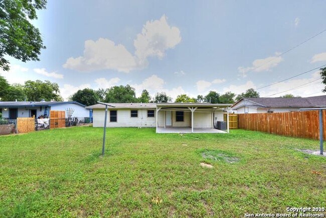 Building Photo - 3 Bedroom/1 Bath Sunset Hill Subdivision