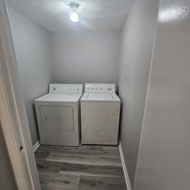 Building Photo - @ Bedroom Townhome conveniently located near the interstate, hospital, airport, entertainment and...