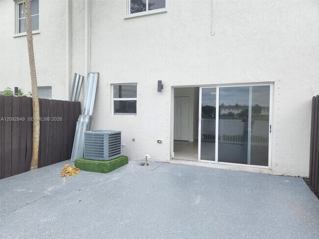 Building Photo - Southeast 31st Court, Homestead, FL 33035 - 3 BR 2.5 BA townhouse