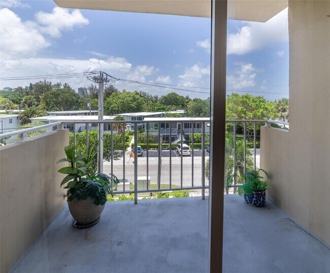 Building Photo - 1050 SE 15th St