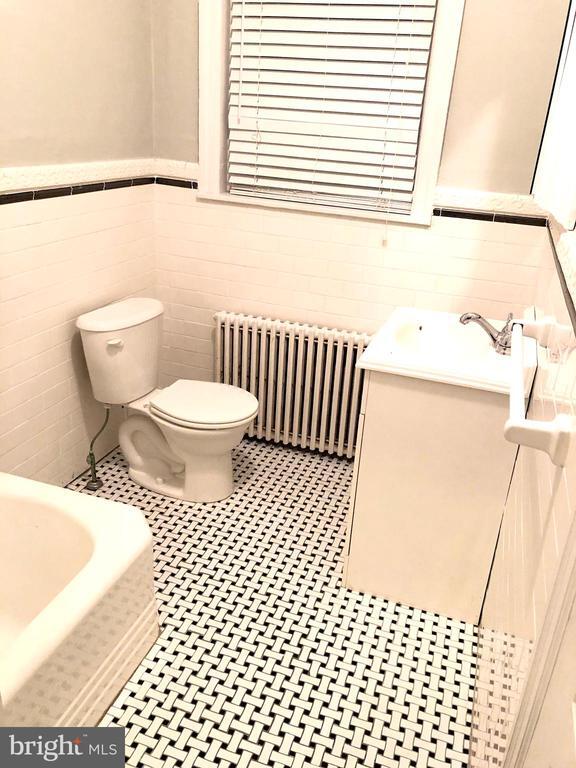 Building Photo - 253 Roxborough Ave