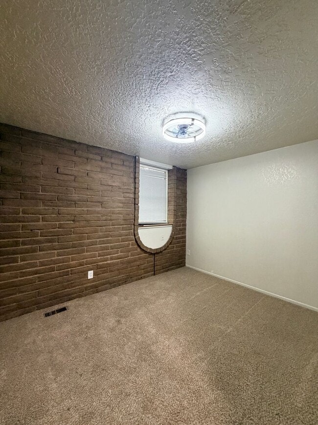 Building Photo - 3 Bedroom Townhouse