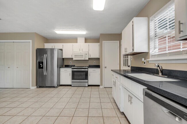 Building Photo - 1552 Cinnamon Bear Cir