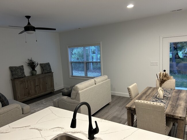 Building Photo - 129 Independence Ln