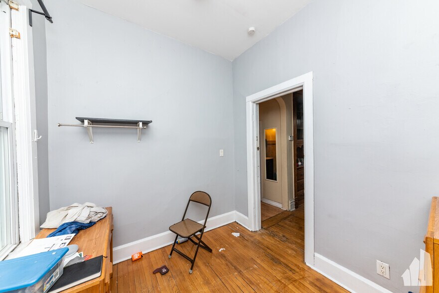 Building Photo - 2057 W Roscoe St