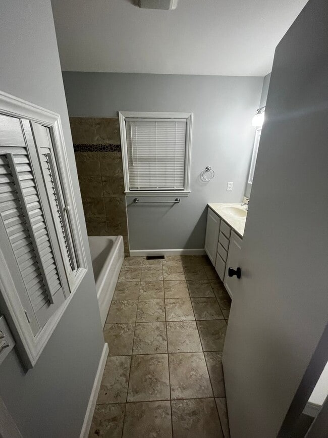 Building Photo - 5bd/2ba NEWLY remodeled brick ranch home. NO CATS.