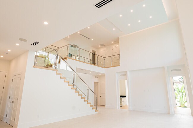 Building Photo - 333 NE Spanish Ct