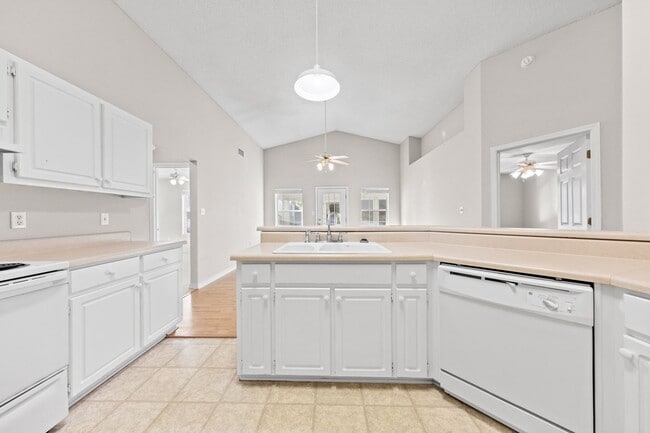 Building Photo - Charming home in IDEAL location!!!