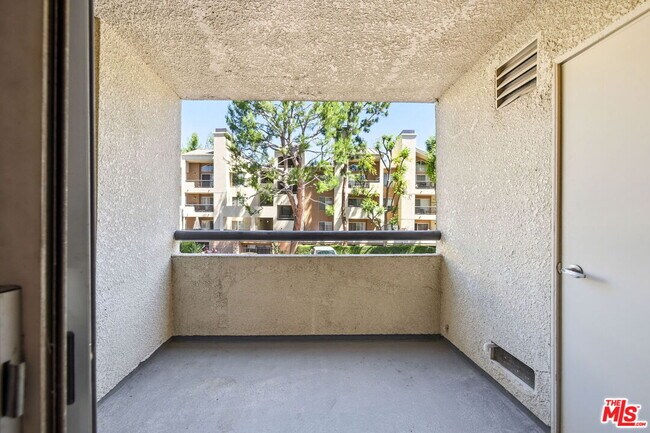 Building Photo - 5530 Owensmouth Ave