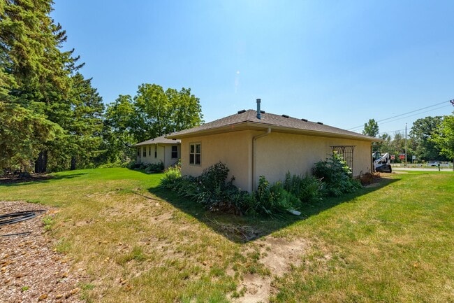 Building Photo - Must see home in mendota heights, huge lot...