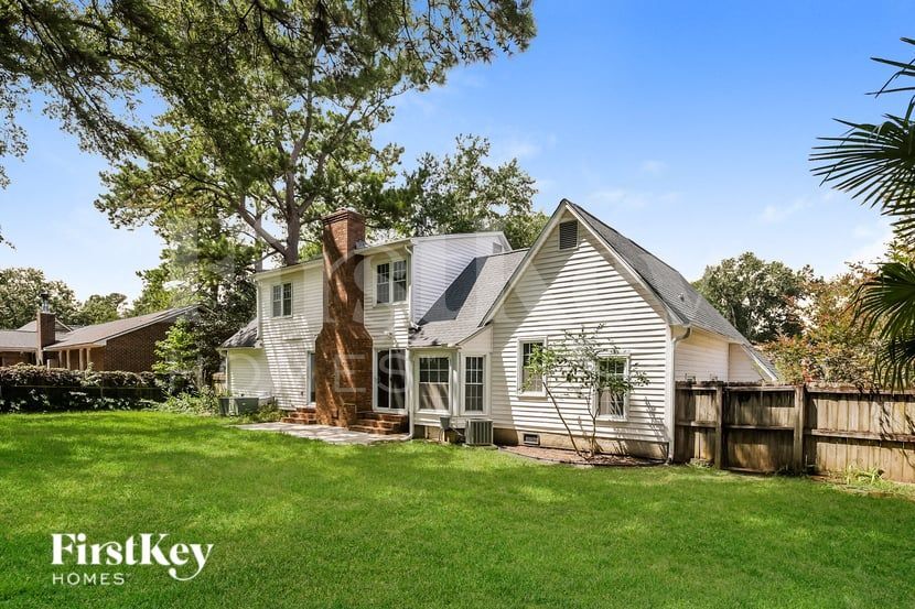 Building Photo - 2332 Vanderbilt Dr