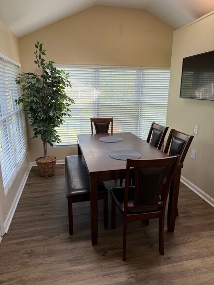 Building Photo - 33 Church Rd