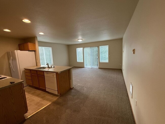 Building Photo - Quaint 2B/2Ba Townhome in Desirable Camas!