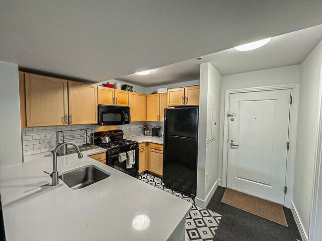 Building Photo - Bright and Sophisticated Studio Minutes Away from The Warf With Storage, Parking & Utilities Incl...