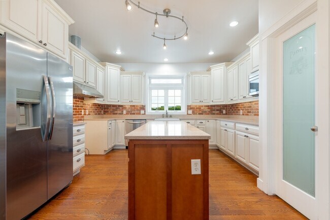 Building Photo - 2630 New Orchard Ct