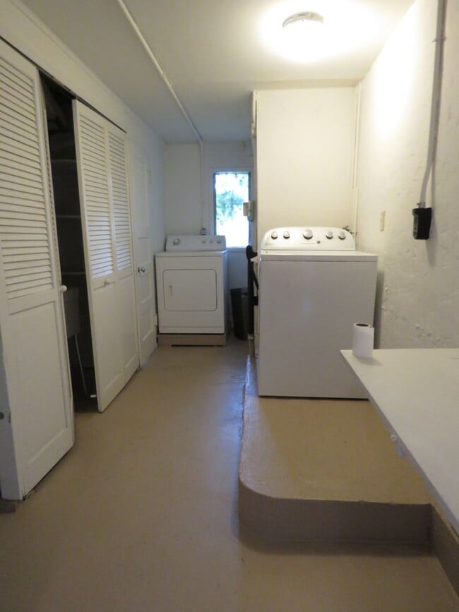 Building Photo - Elegant 4 bedroom House  with bonuses