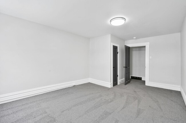 Building Photo - 3 bedroom 2 bath - newly updated, central air, GREAT LOCATION