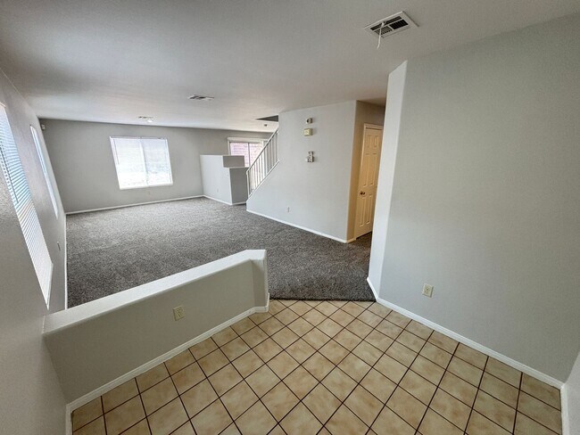 Building Photo - Beautiful 4Bed/3Bath/2Car residence located in Summerlin near Town Center Drive