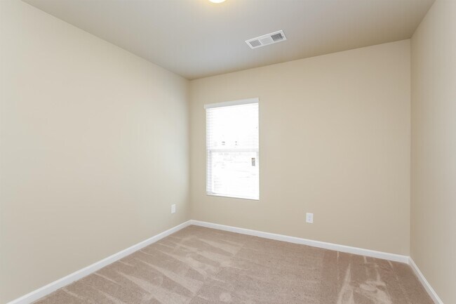 Building Photo - 207 Comet Ct