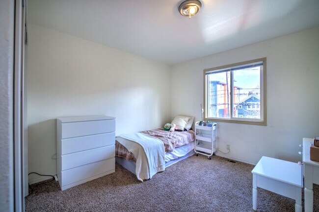 Building Photo - 8 Bedroom home in the Heart of the U-district