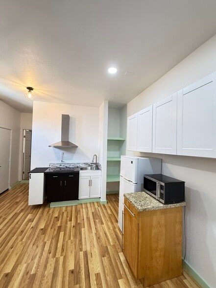 Building Photo - 5041 Delbon Way