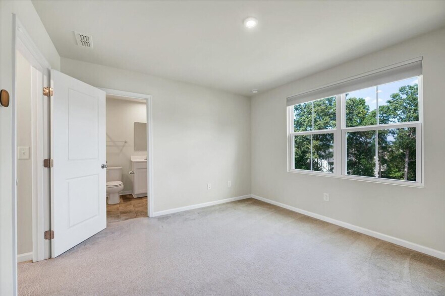 Building Photo - 5941 River Landing Dr